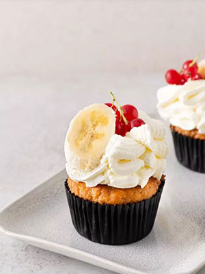 Een bananen wortelcupcakes maakt Rudolph van Veen in het nieuwe programma Jonge bakkers wat geproduceerd wordt door Camfactor Media Group