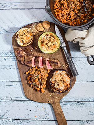 Albert Verdeyen maakt voor de opnames van BBQSTREET Wallonië een gegrilde lamsfilet